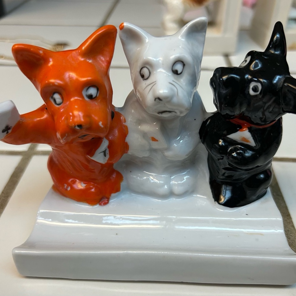 VINTAGE WALL MOUNT TOOTHBRUSH HOLDER SCOTTIE DOGS PLAYING POKER